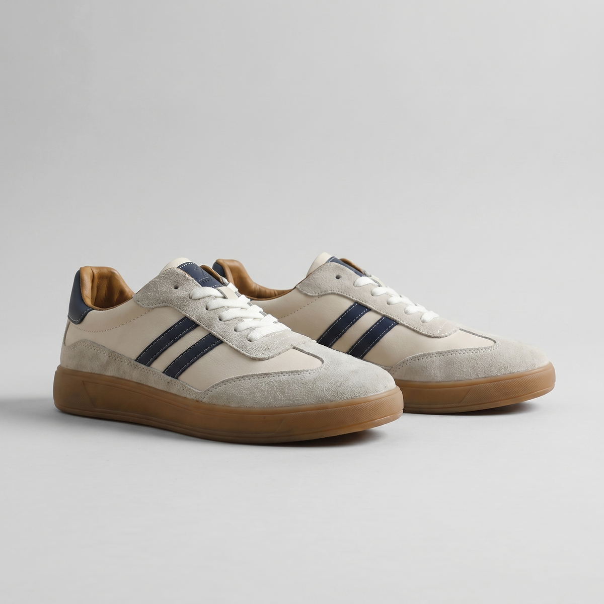Men's low-top retro sneakers with lace-up front and contrasting side stripes