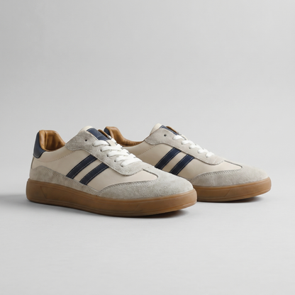 Men's low-top retro sneakers with lace-up front and contrasting side stripes