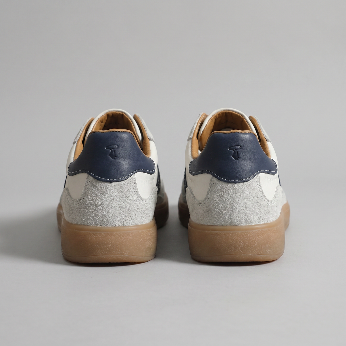Men's low-top retro sneakers with lace-up front and contrasting side stripes