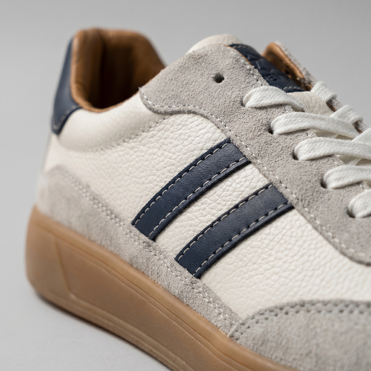 Men's low-top retro sneakers with lace-up front and contrasting side stripes