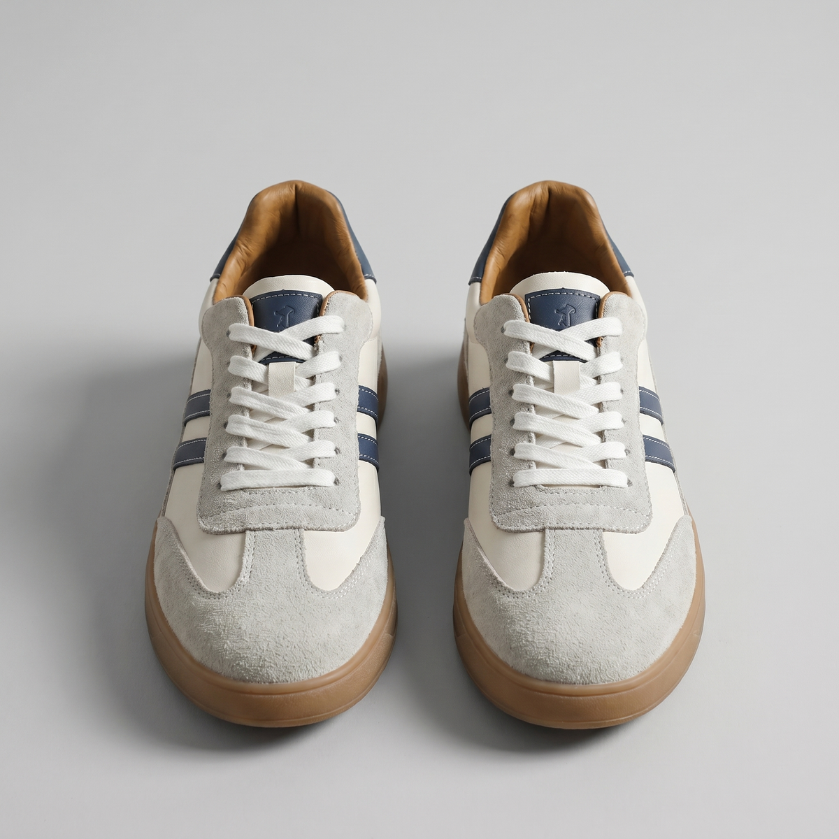 Men's low-top retro sneakers with lace-up front and contrasting side stripes