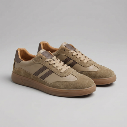Men's low-top retro sneakers with lace-up front and contrasting side stripes