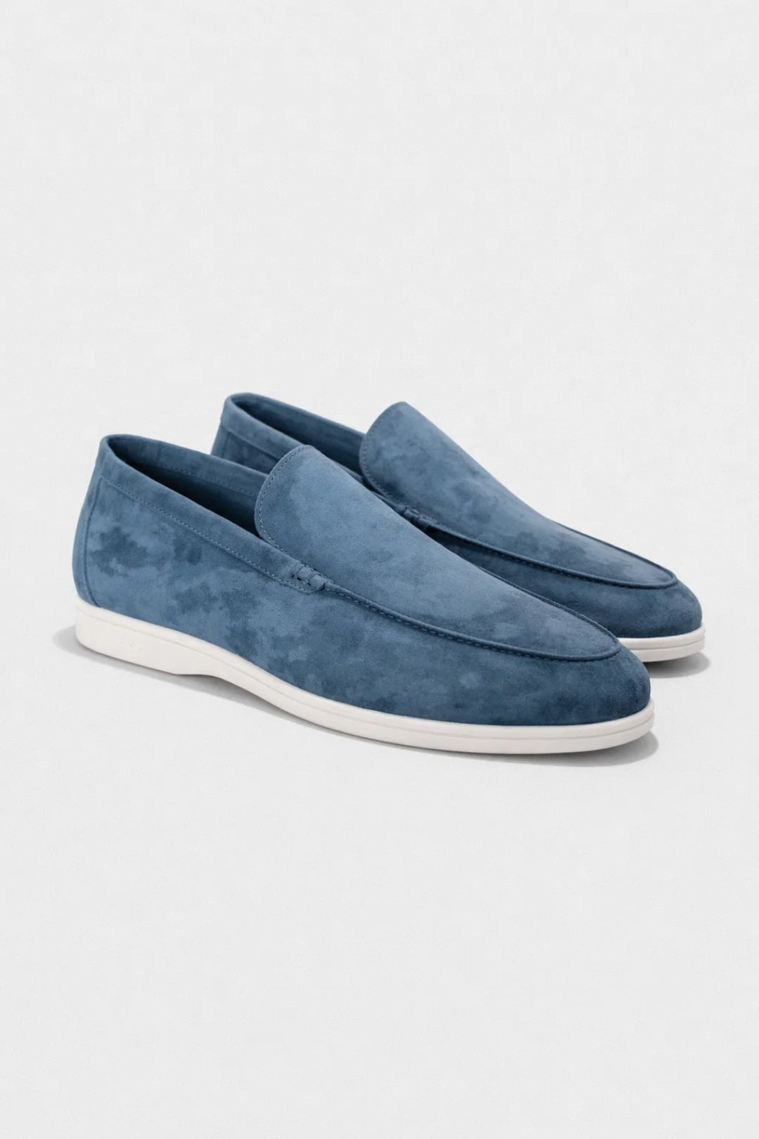 Men's slip-on loafers with moc toe and low sole