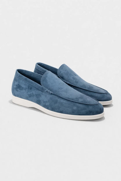 Men's slip-on loafers with moc toe and low sole