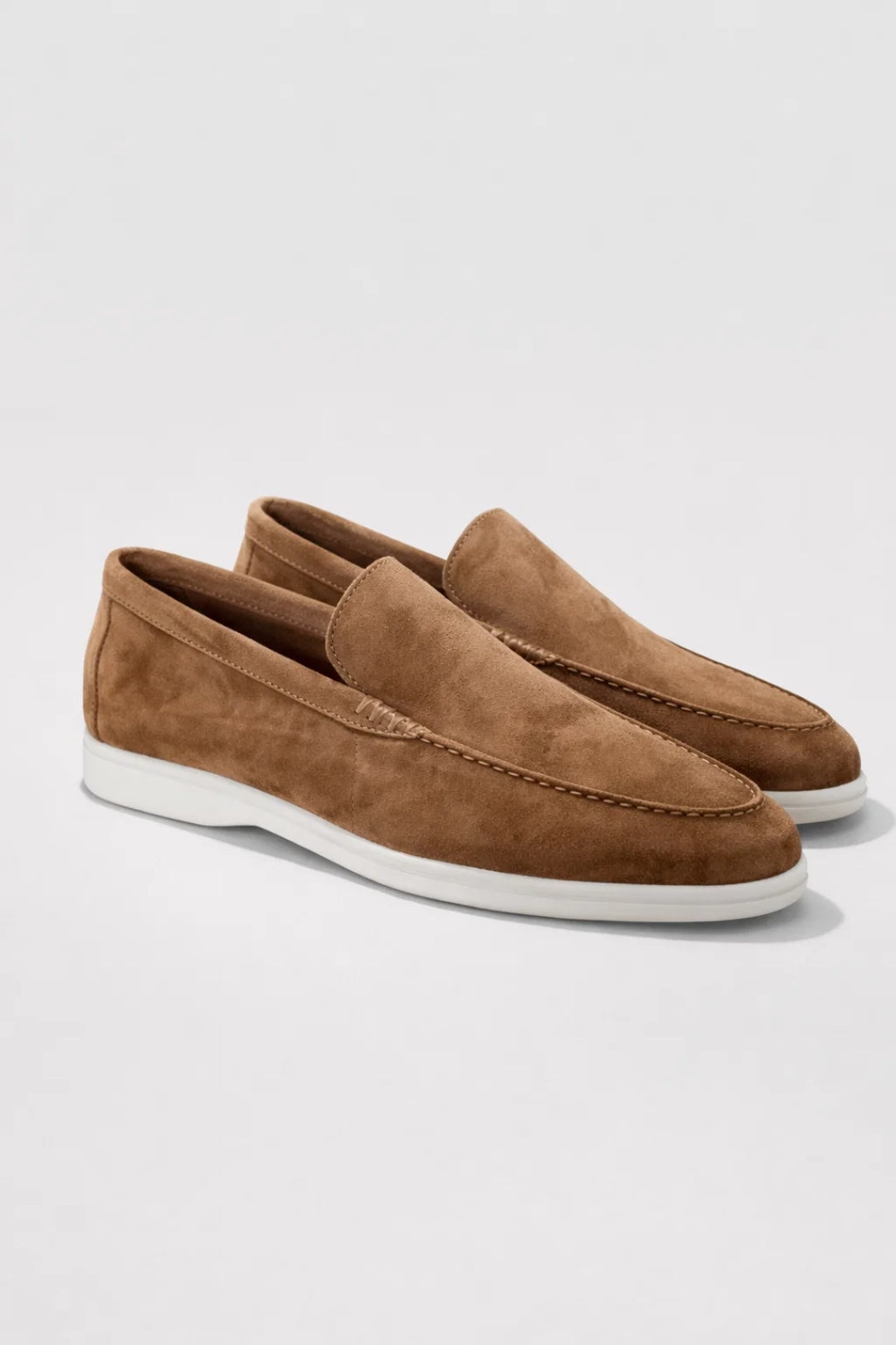 Men's slip-on loafers with moc toe and low sole