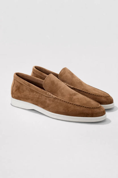 Men's slip-on loafers with moc toe and low sole