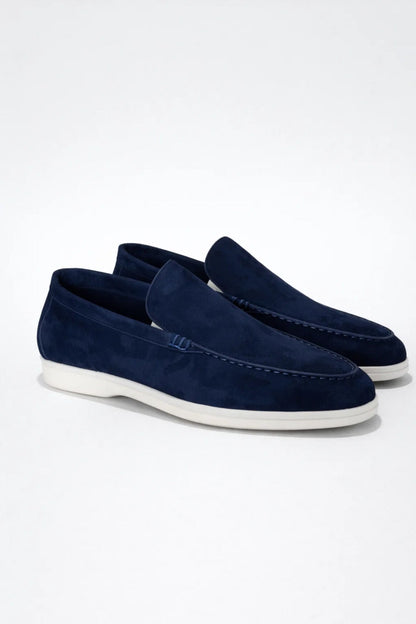 Men's slip-on loafers with moc toe and low sole