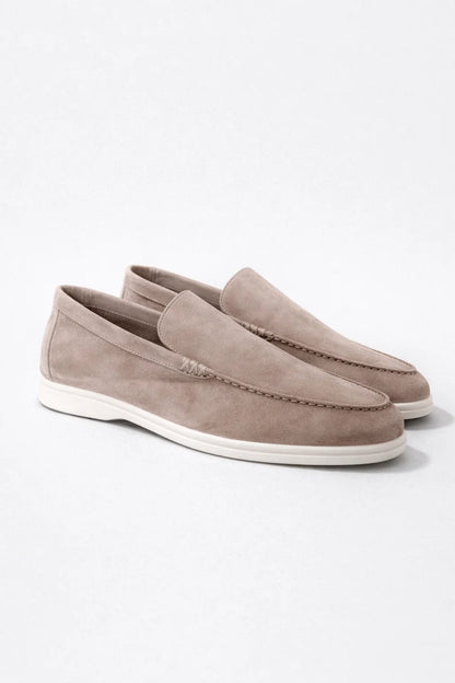 Men's slip-on loafers with moc toe and low sole