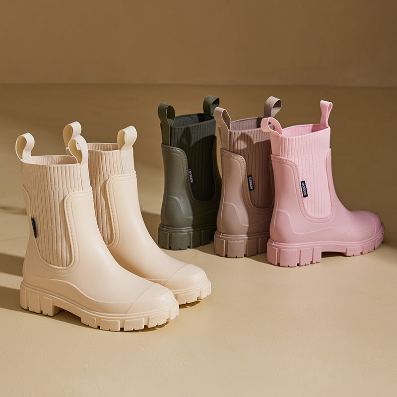 VALERIE waterproof ankle boots with chunky lug sole and ribbed collar, pull handles