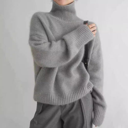 Women's relaxed ribbed turtleneck sweater with long sleeves
