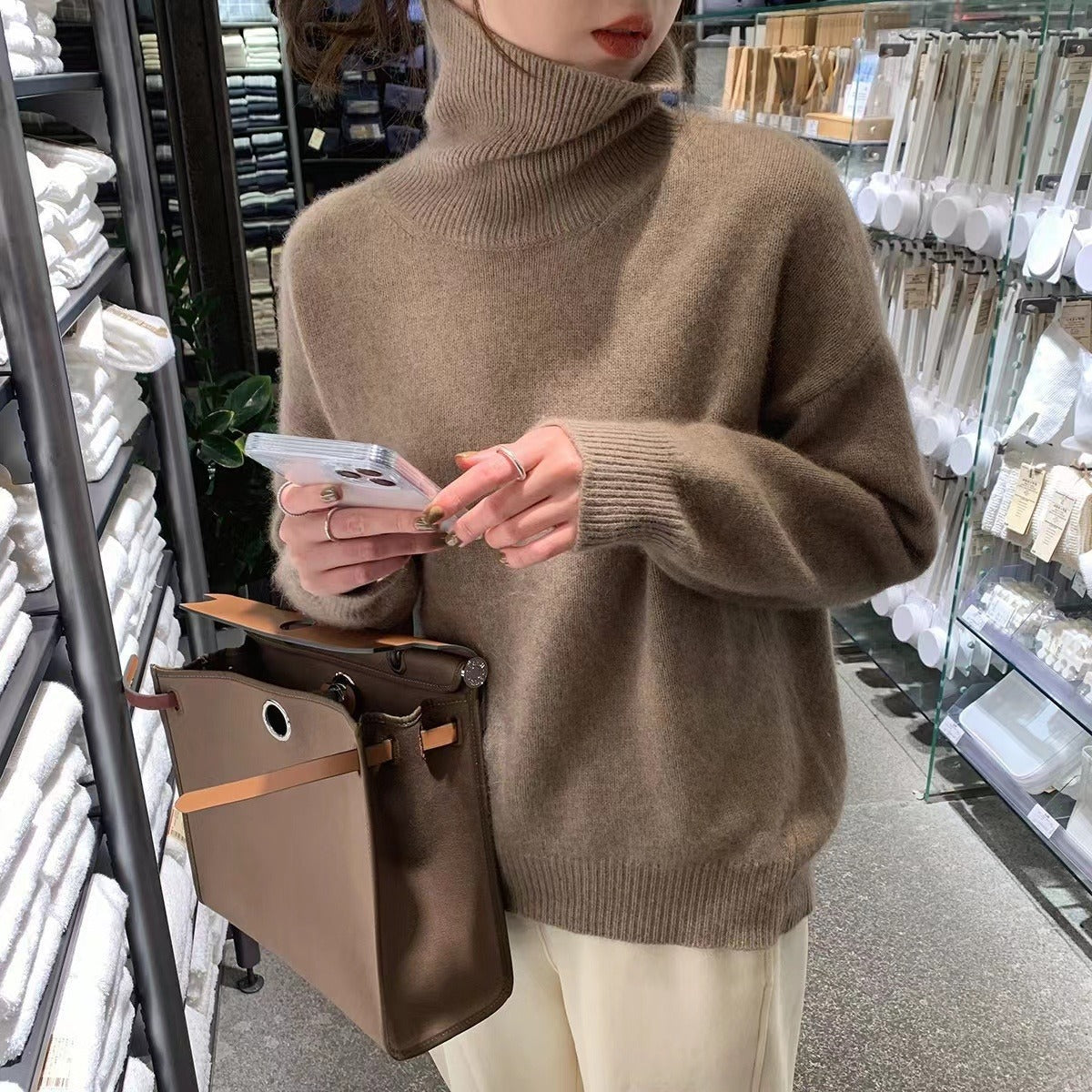 Women's relaxed ribbed turtleneck sweater with long sleeves