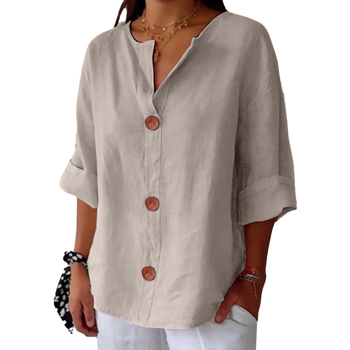 Women's relaxed V-neck shirt with buttons and three-quarter sleeves
