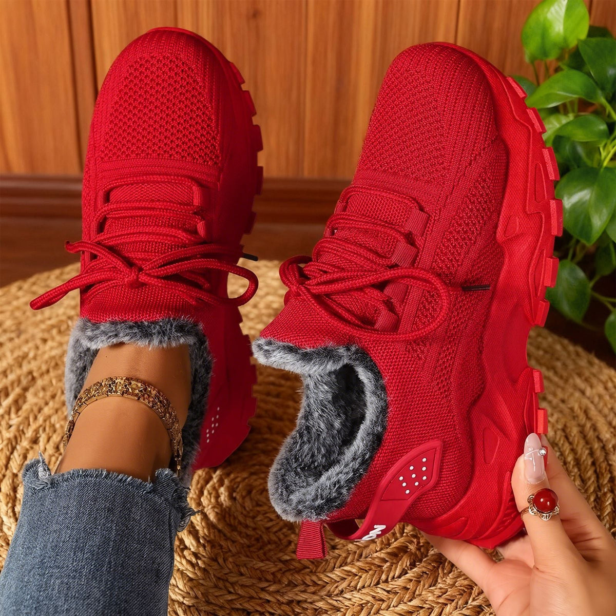 Women's fleece-lined lace-up sneakers with chunky lugged soles