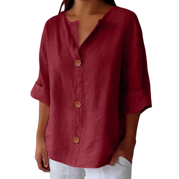 Women's relaxed V-neck shirt with buttons and three-quarter sleeves