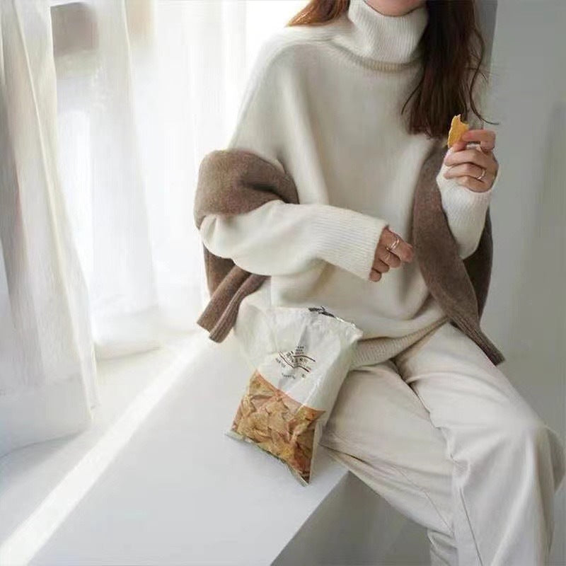 Women's relaxed ribbed turtleneck sweater with long sleeves
