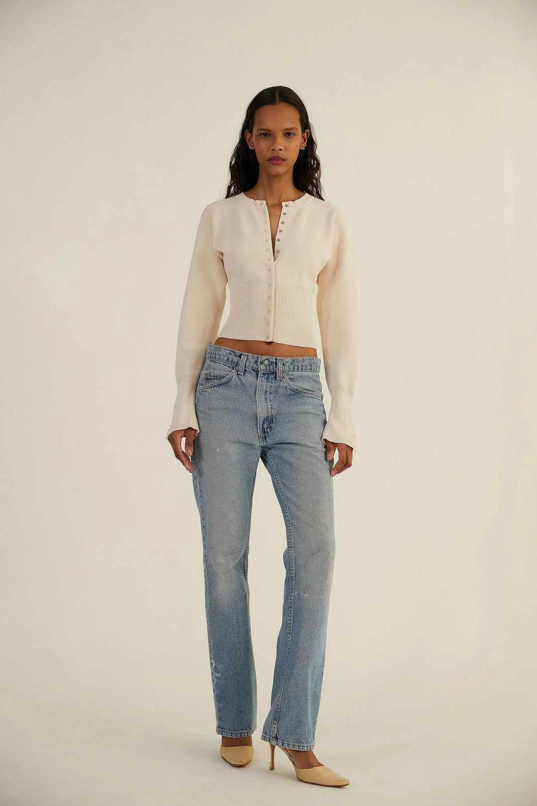 Women's cropped button-up cardigan with long sleeves