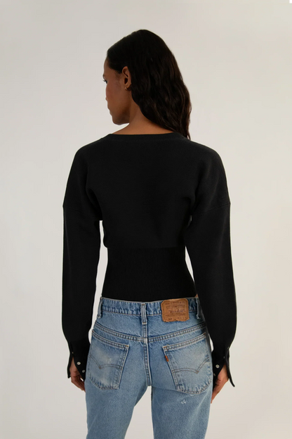 Women's cropped button-up cardigan with long sleeves