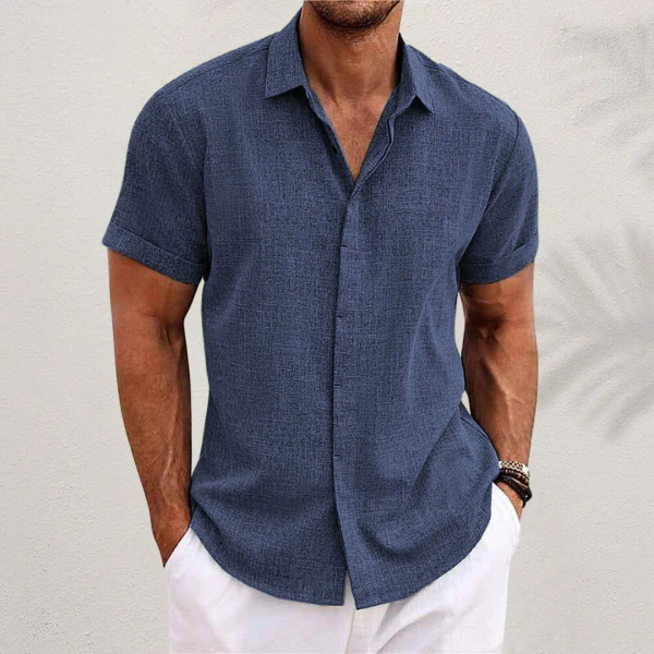 Men's short sleeve collared button shirt in relaxed fit