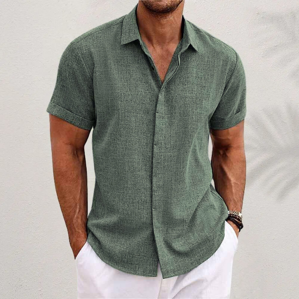 Men's short sleeve collared button shirt in relaxed fit