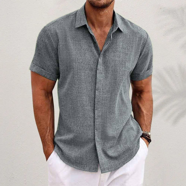 Men's short sleeve collared button shirt in relaxed fit