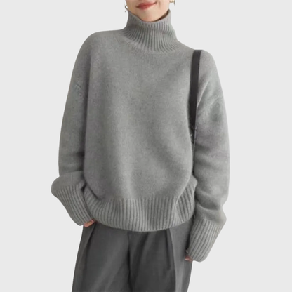 Women's long-sleeve ribbed turtleneck sweater with relaxed fit