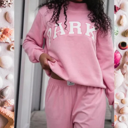 Women's pink oversized crewneck sweatshirt with letter graphic