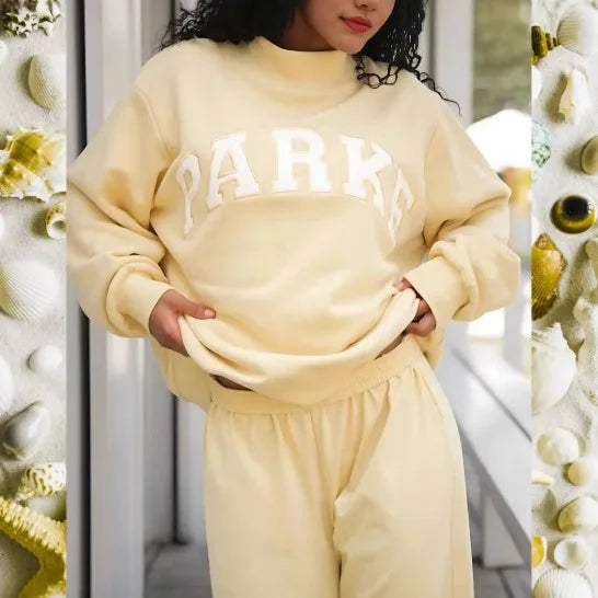 Women's pink oversized crewneck sweatshirt with letter graphic