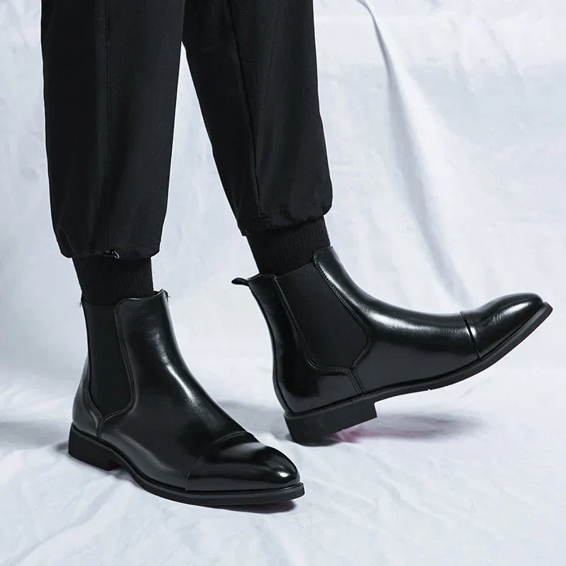 Men's Chelsea boots with elastic side panels, square toes and low heels