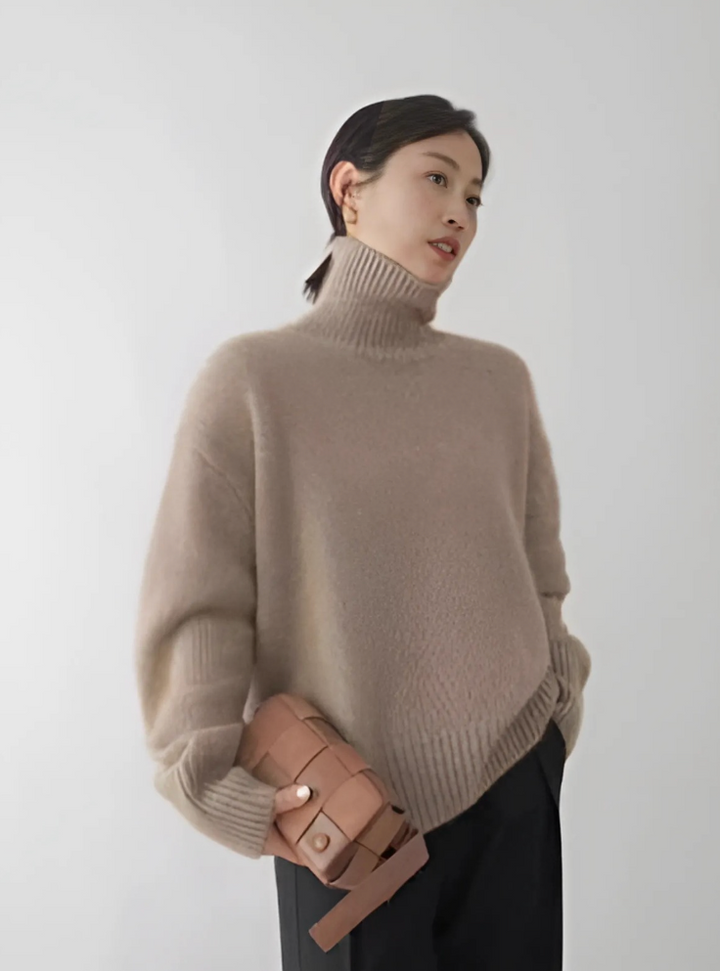 Women's relaxed turtleneck sweater with long sleeves and ribbed trims