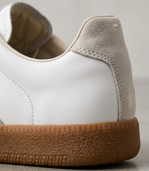 Men's low-top retro lace-up sneakers with contrast panels and gum soles