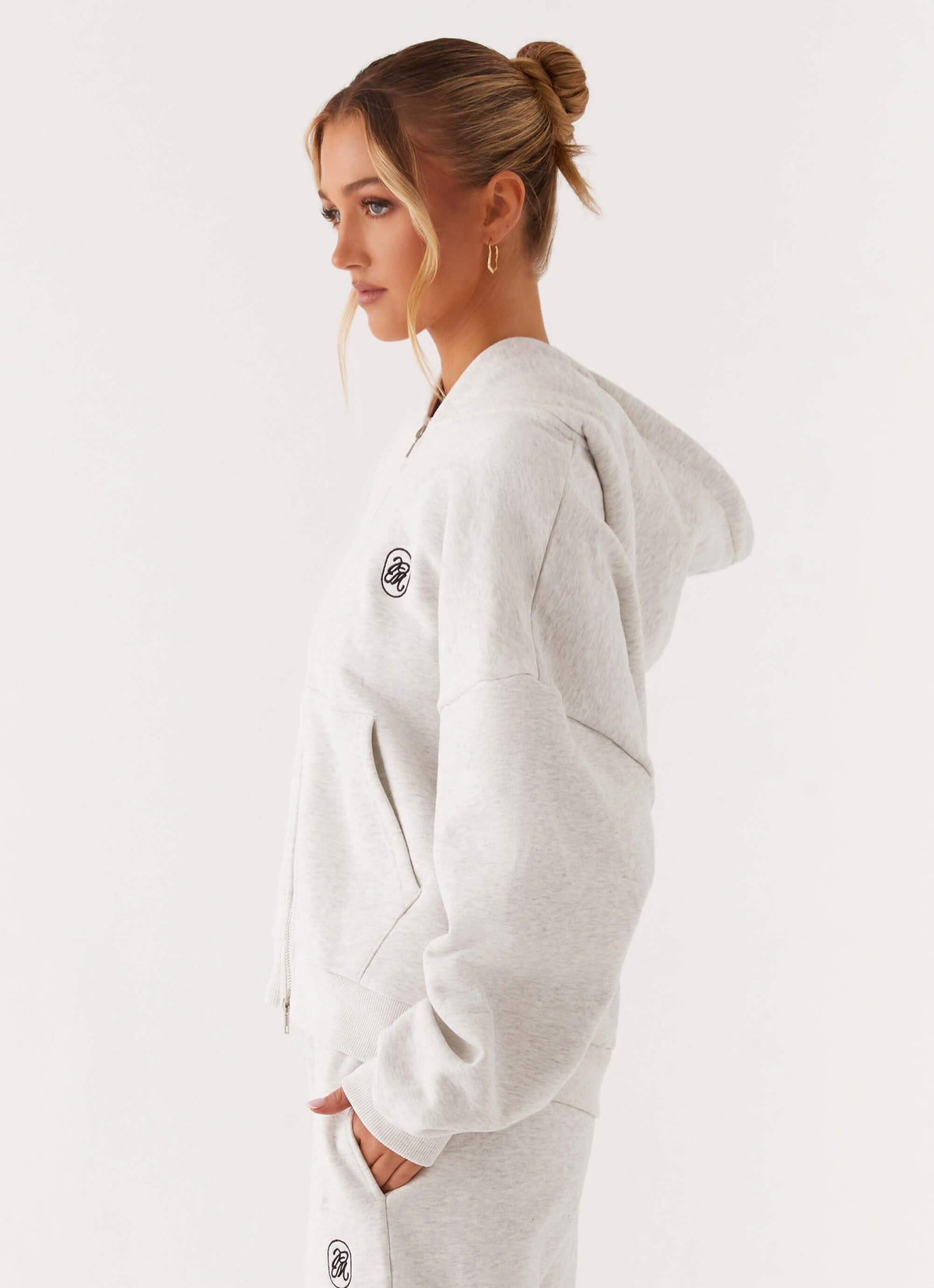 Women's grey oversized zip-up hoodie with hood and kangaroo pockets