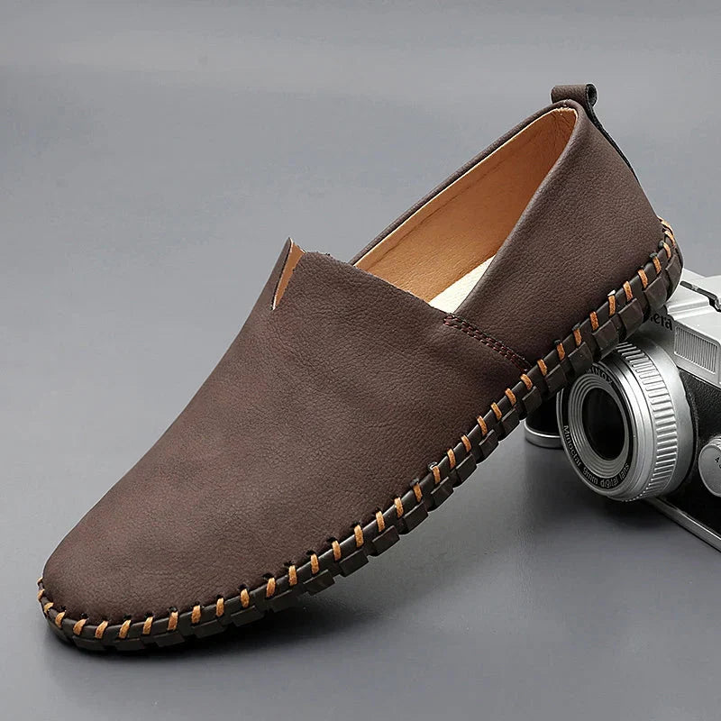 Slip-on loafers with rounded toes, flat soles and contrasting stitched trim