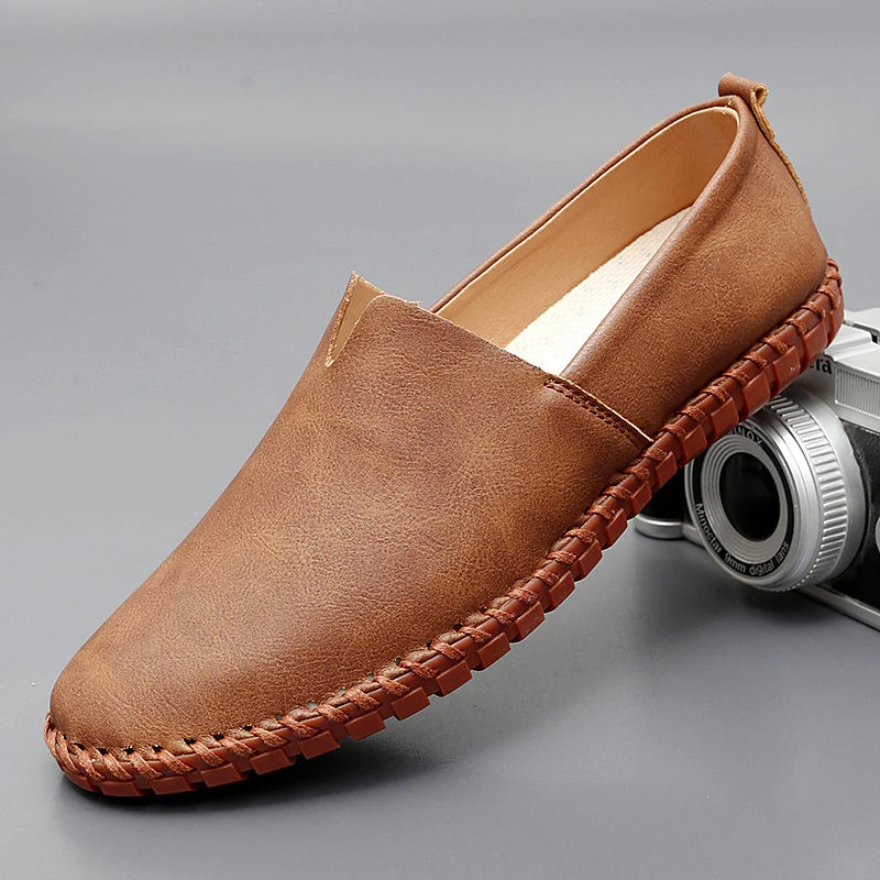 Slip-on loafers with rounded toes, flat soles and contrasting stitched trim