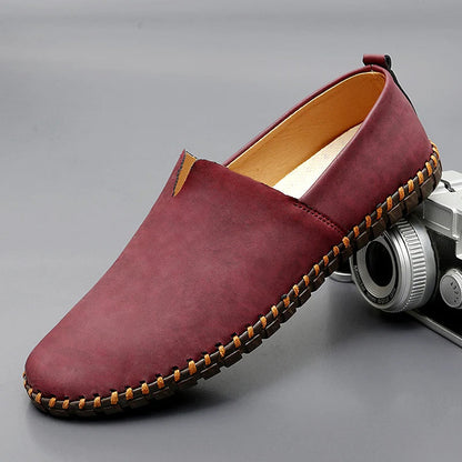 Slip-on loafers with rounded toes, flat soles and contrasting stitched trim