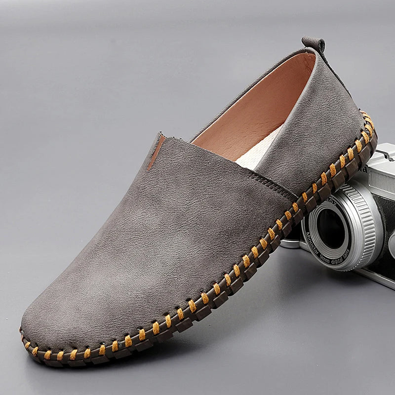 Slip-on loafers with rounded toes, flat soles and contrasting stitched trim