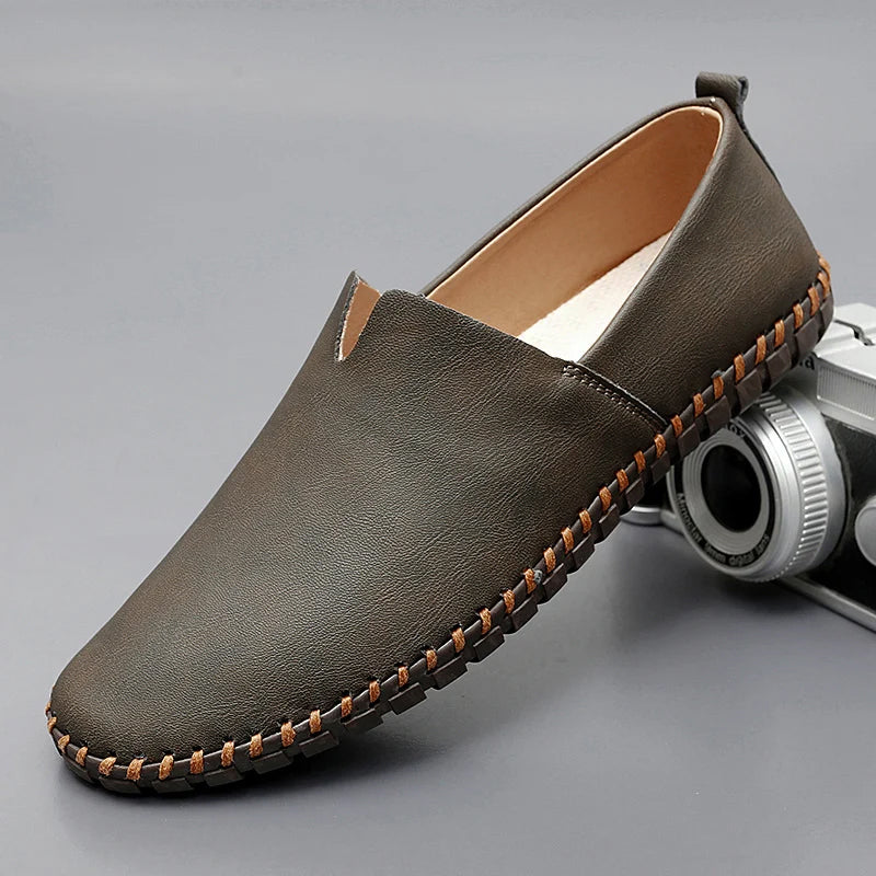 Slip-on loafers with rounded toes, flat soles and contrasting stitched trim