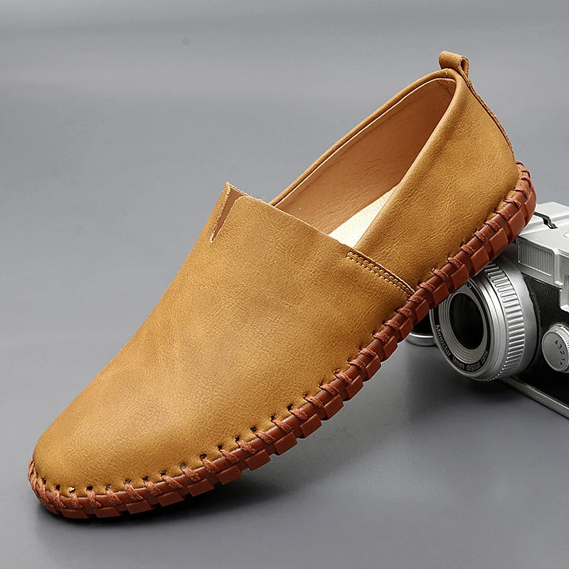 Slip-on loafers with rounded toes, flat soles and contrasting stitched trim