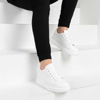 Unisex low-top platform sneakers with lace-up fastening and clean stitched panels
