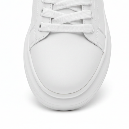 Unisex low-top platform sneakers with lace-up fastening and clean stitched panels