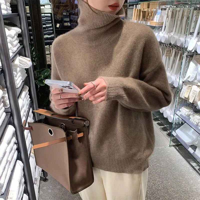 Women's oversized roll neck jumper with long sleeves and ribbed trims