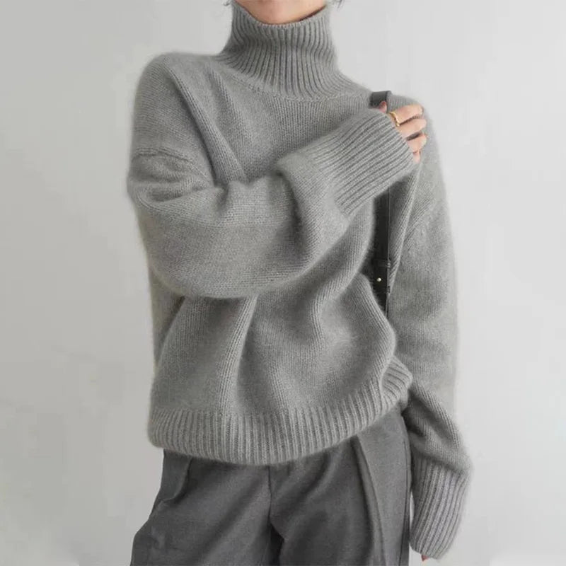 Women's oversized roll neck jumper with long sleeves and ribbed trims