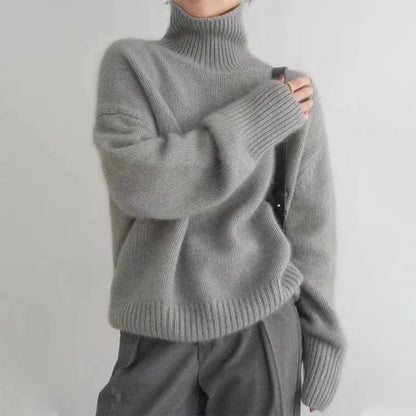 Women's oversized roll neck jumper with long sleeves and ribbed trims