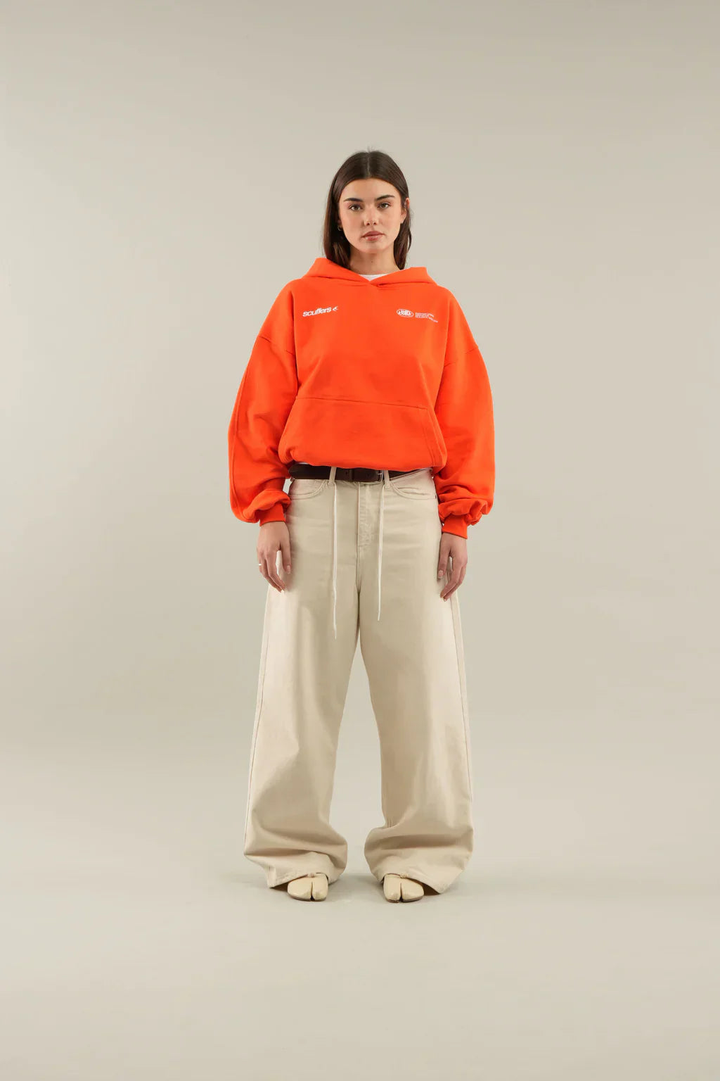 Women's oversized hooded sweatshirt with long sleeves and kangaroo pocket