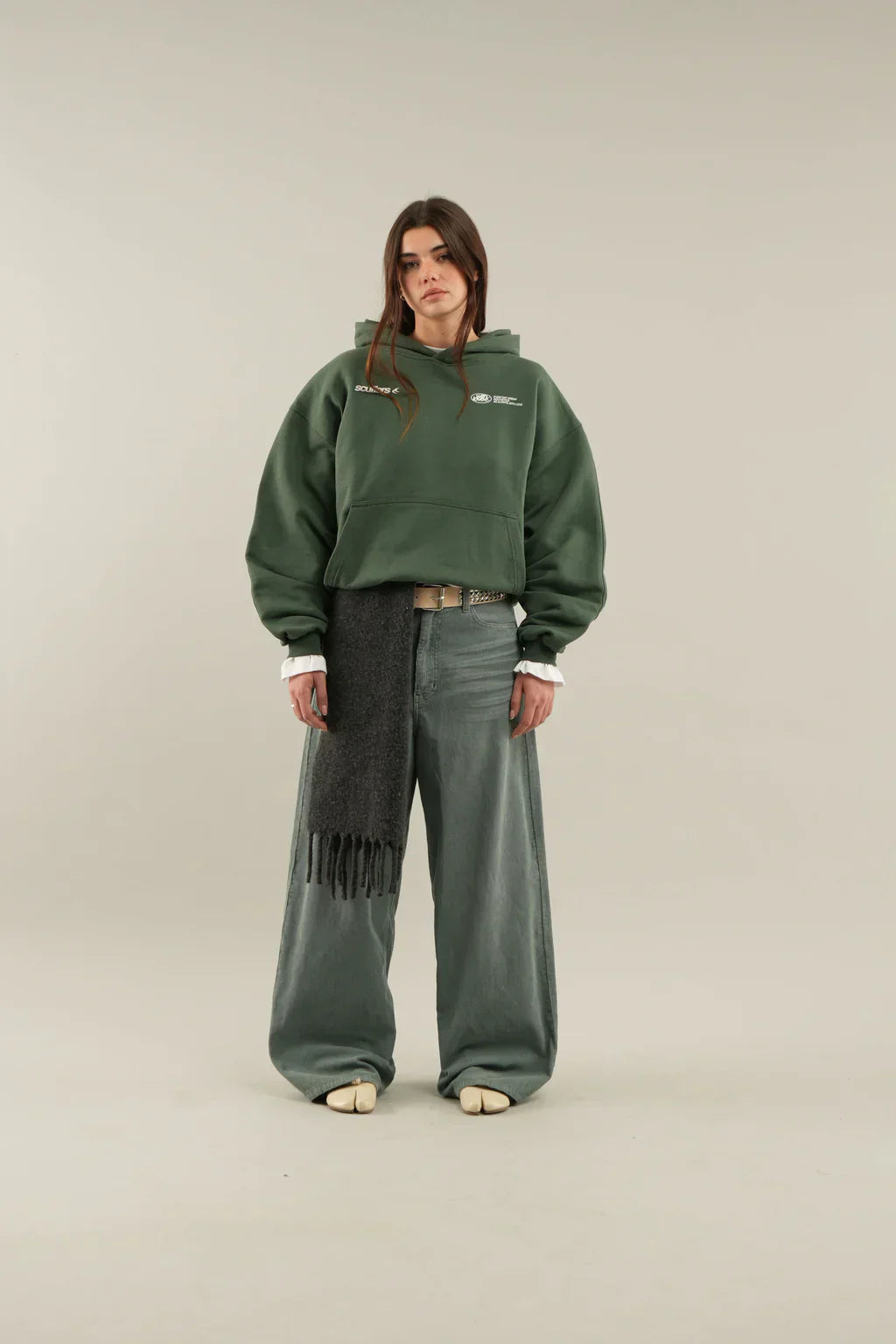 Women's oversized hooded sweatshirt with long sleeves and kangaroo pocket
