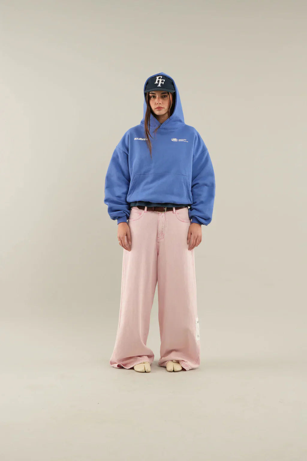 Women's oversized hooded sweatshirt with long sleeves and kangaroo pocket