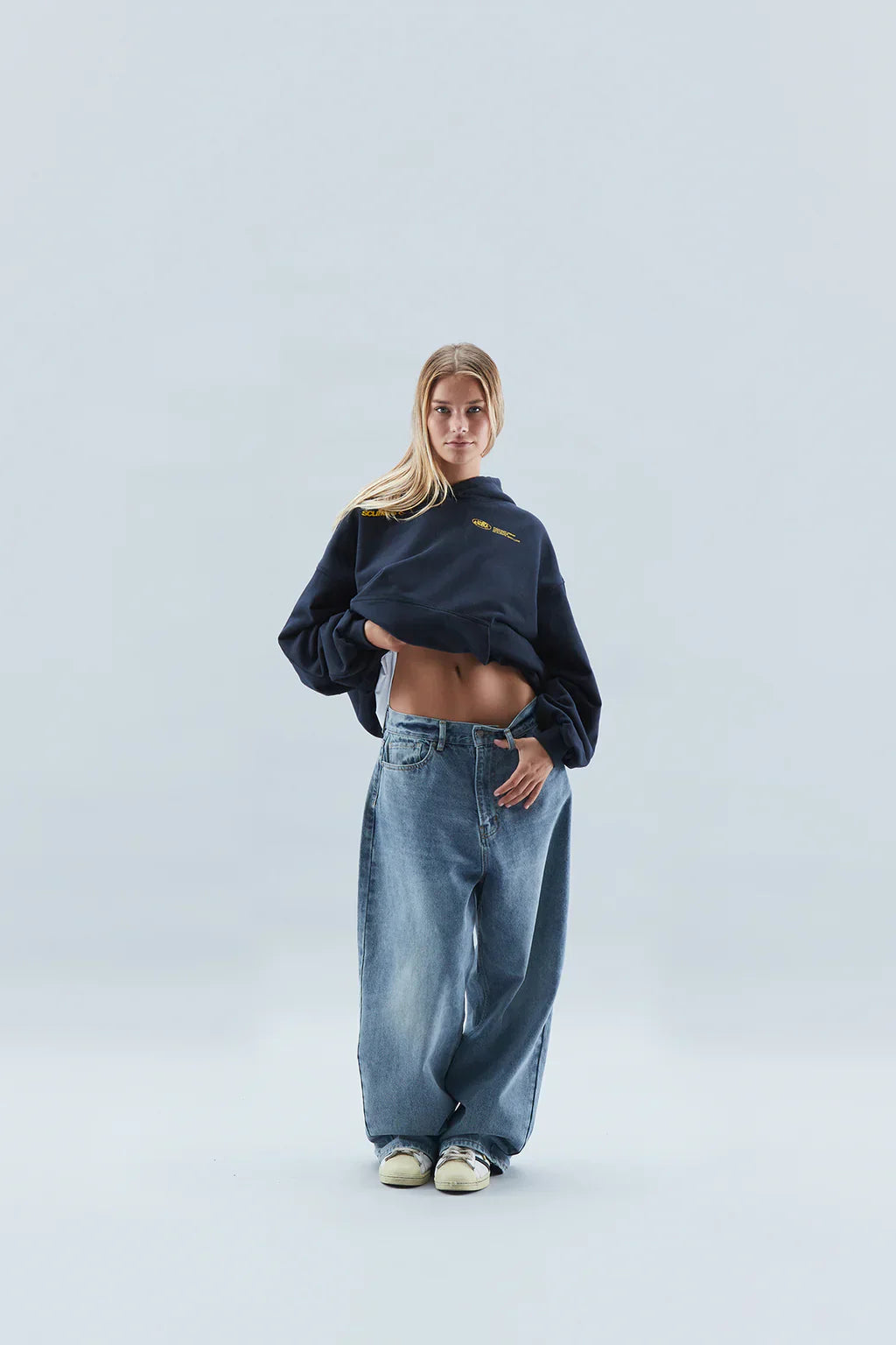 Women's oversized hooded sweatshirt with long sleeves and kangaroo pocket
