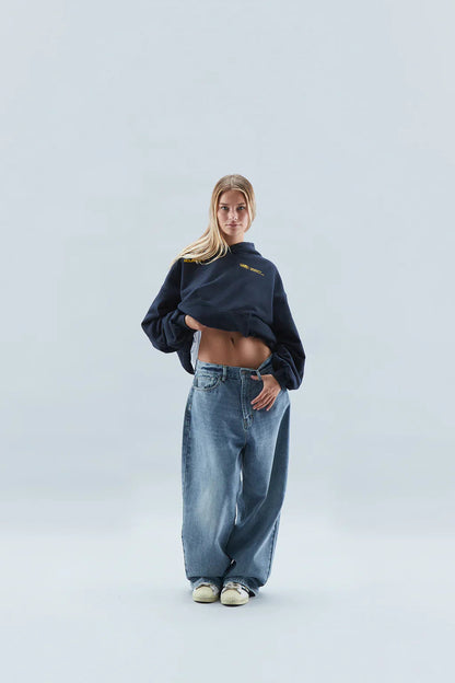 Women's oversized hooded sweatshirt with long sleeves and kangaroo pocket