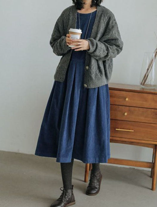 Women's long-sleeved velvet maxi dress with gathered full skirt