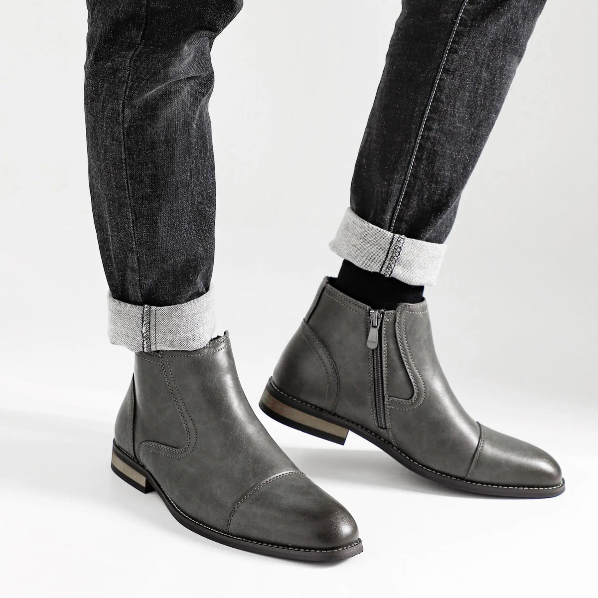 Men's Chelsea ankle boots with rounded toes, elastic side panels and low block heels