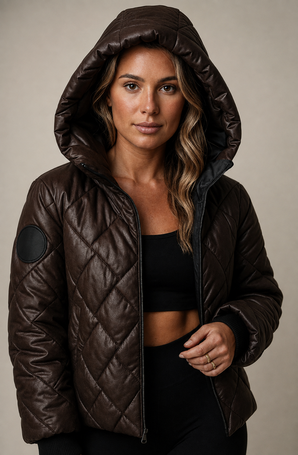 Women's quilted hooded jacket with long sleeves and zip fastening